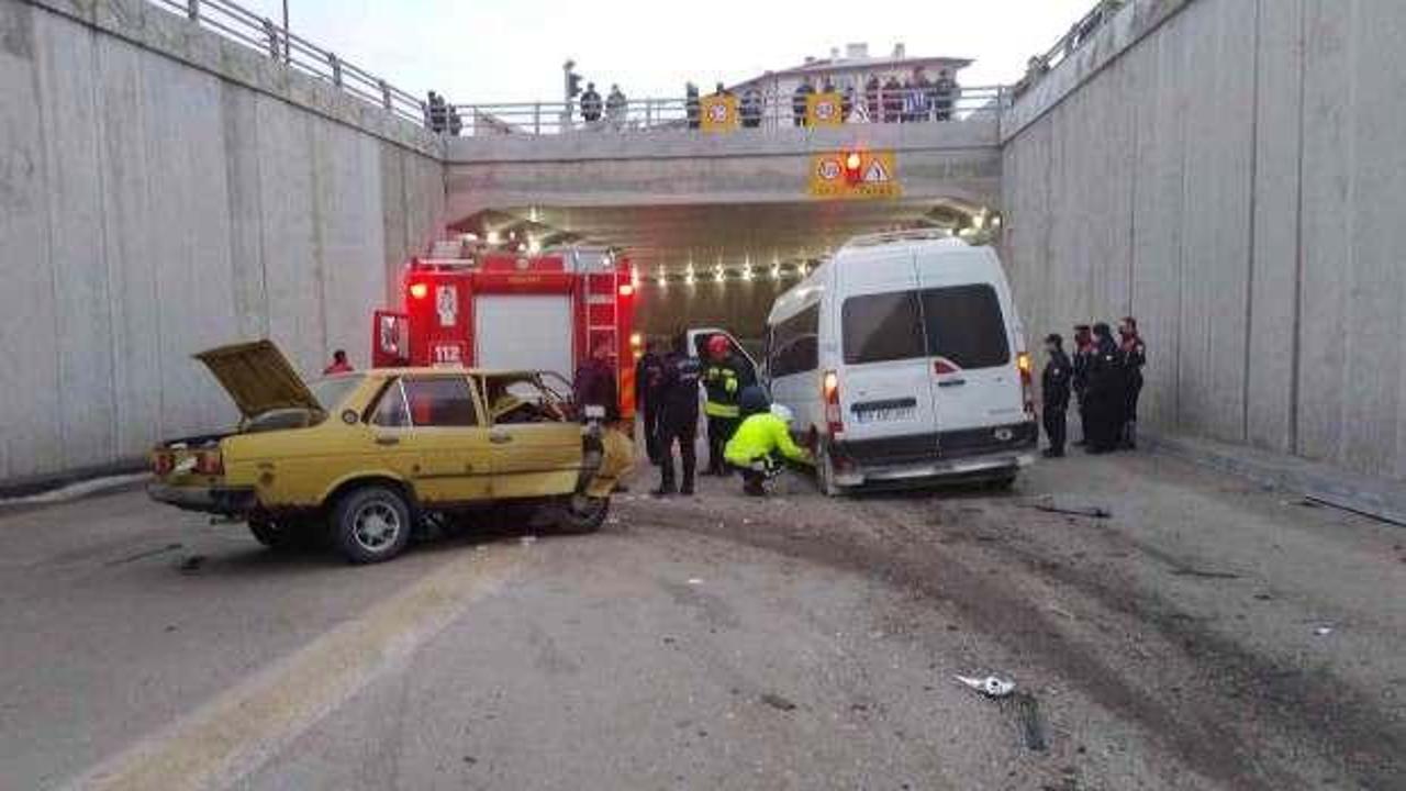 Sivas’ta otomobil ile işçi servisi çarpıştı: 12 yaralı