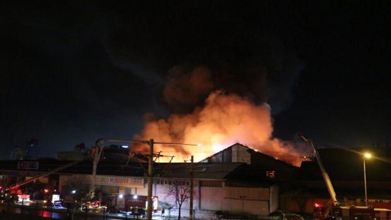 Tuzla'da mukavva fabrikasında çıkan yangın kontrol altına alındı