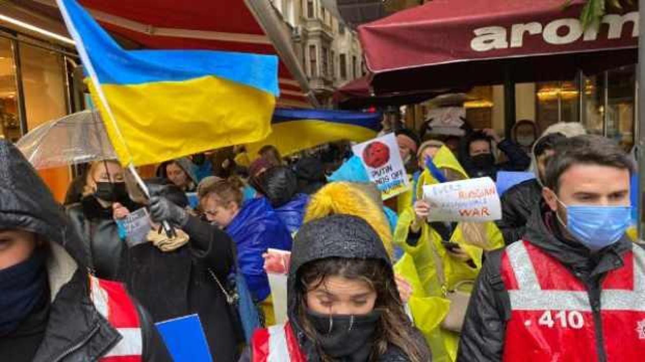 Ukraynalılar Rus Başkonsolosluğu önünde toplandı