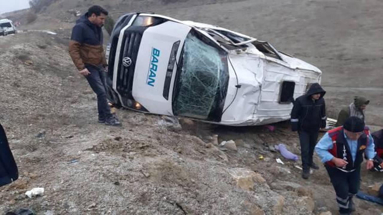 Bilecik&rsquo;te iş&ccedil;i servisi şarampole yuvarlandı: 2'si ağır 6 yaralı   