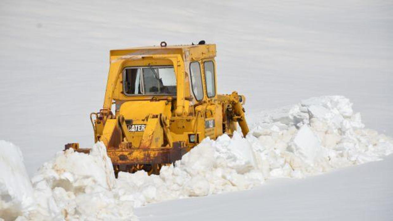 Şırnak&rsquo;ta kar kalınlığı 5 metreyi buldu, ekipler 15 g&uuml;nde bir yolu a&ccedil;ıyor   