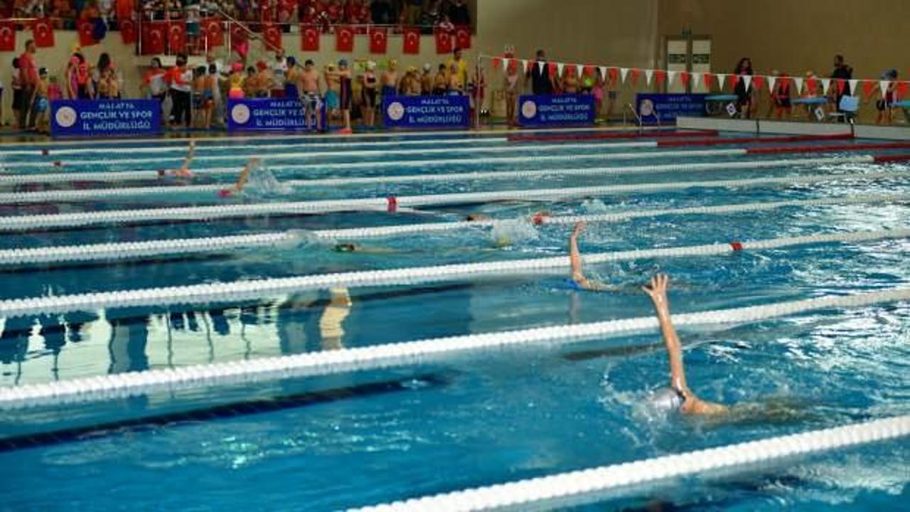 Yeşilyurt'ta ‘Bahar Şenlikleri Yüzme İl Şampiyonası’ düzenlendi