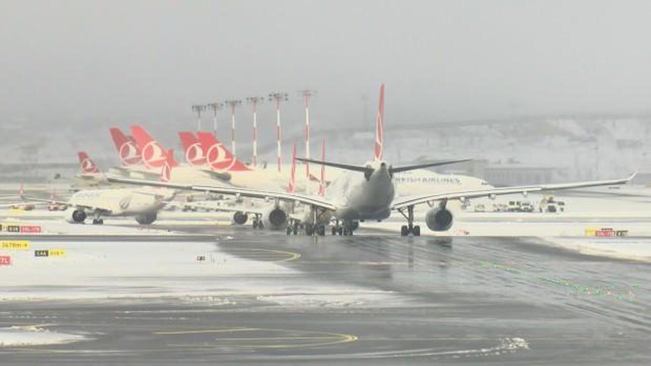 İstanbul Havalimanı'nda karla mücadele: Uçuşlarda aksama yok