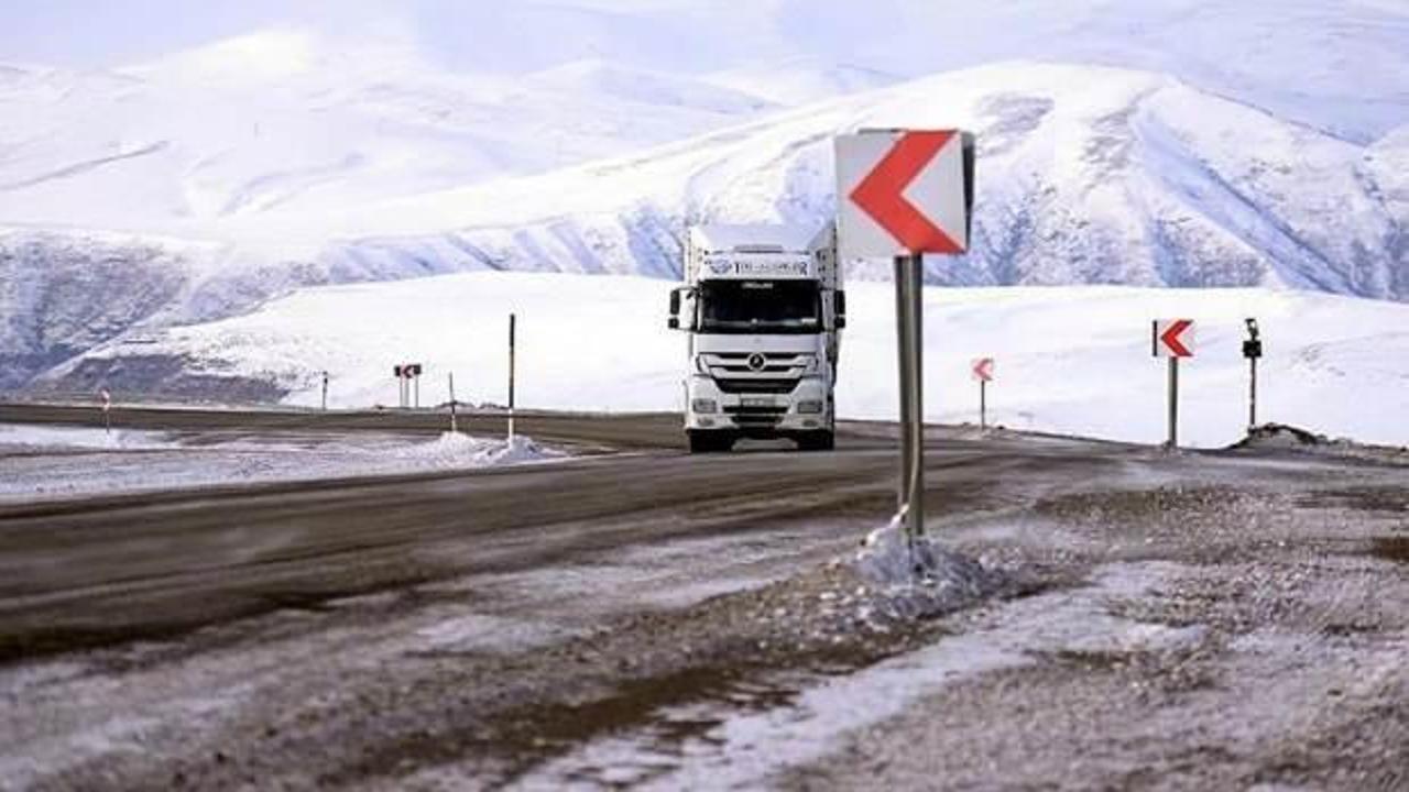 Çıldır-Aktaş Gümrük Kapısı yolu tipi nedeniyle TIR'lara kapatıldı