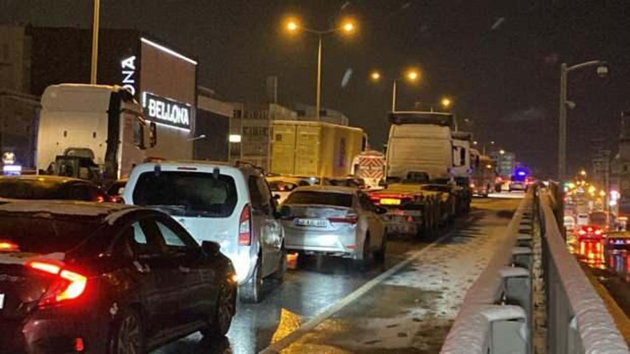 Kocaeli'nde 13 araç birbirine girdi: Karayolu 1 saat kapandı 