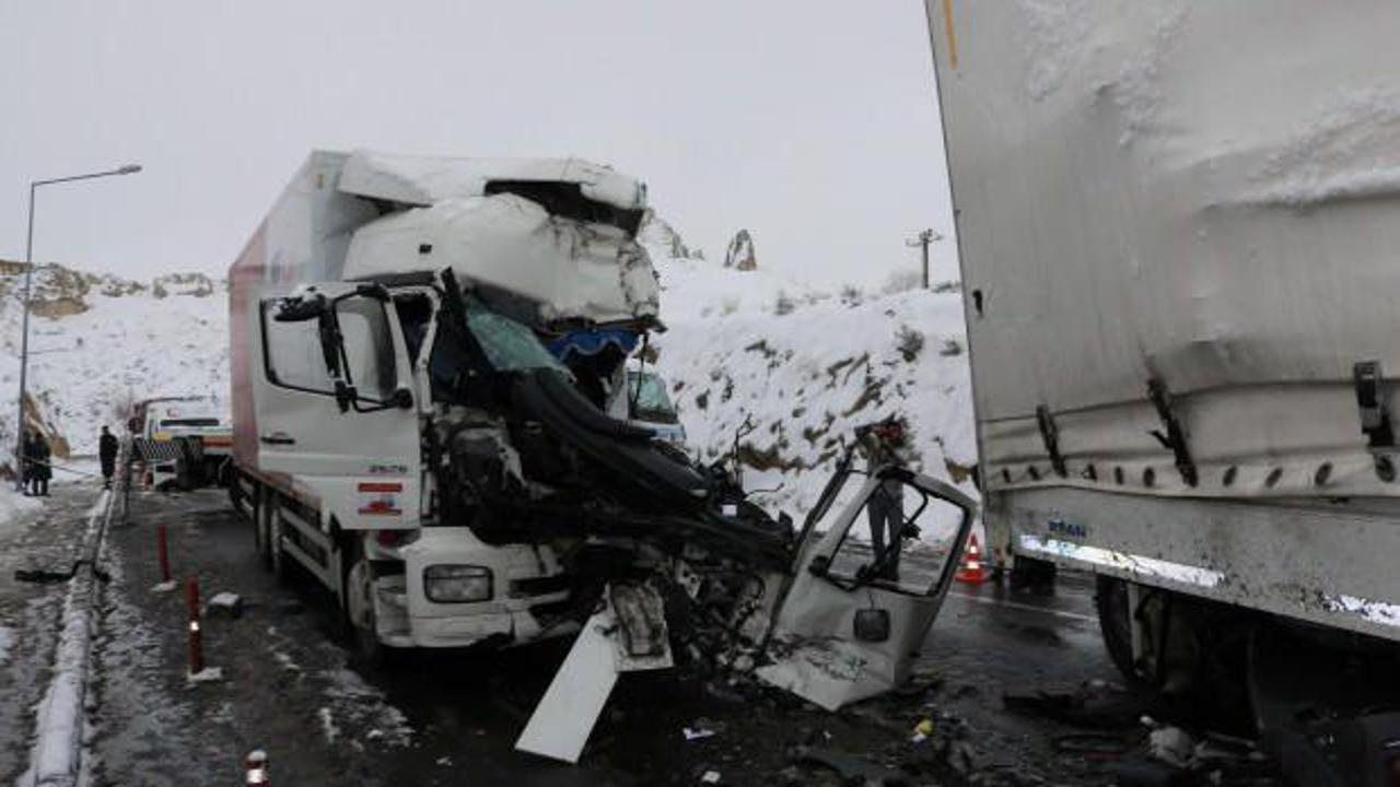 Nevşehir'de feci kaza: TIR ile kargo kamyonu çarpıştı!