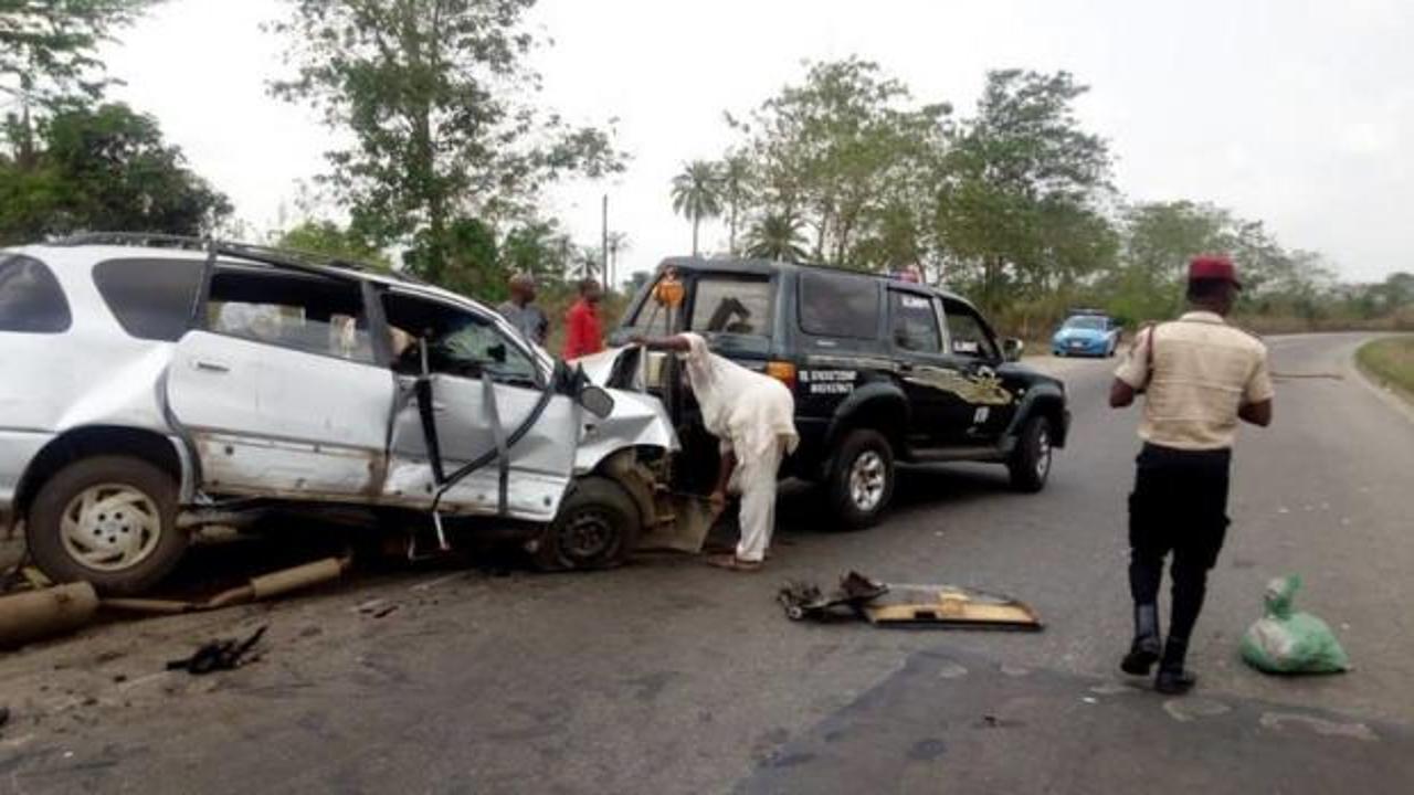 Nijerya'da yolcu otobüsü ile otomobil çarpıştı: 12 ölü