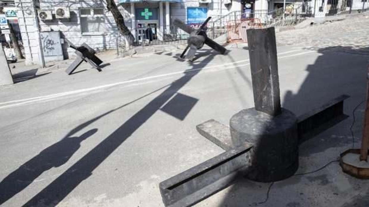 Ukrayna'da müzeden çıkarılan tanksavar demir kirpileri barikat yaptılar
