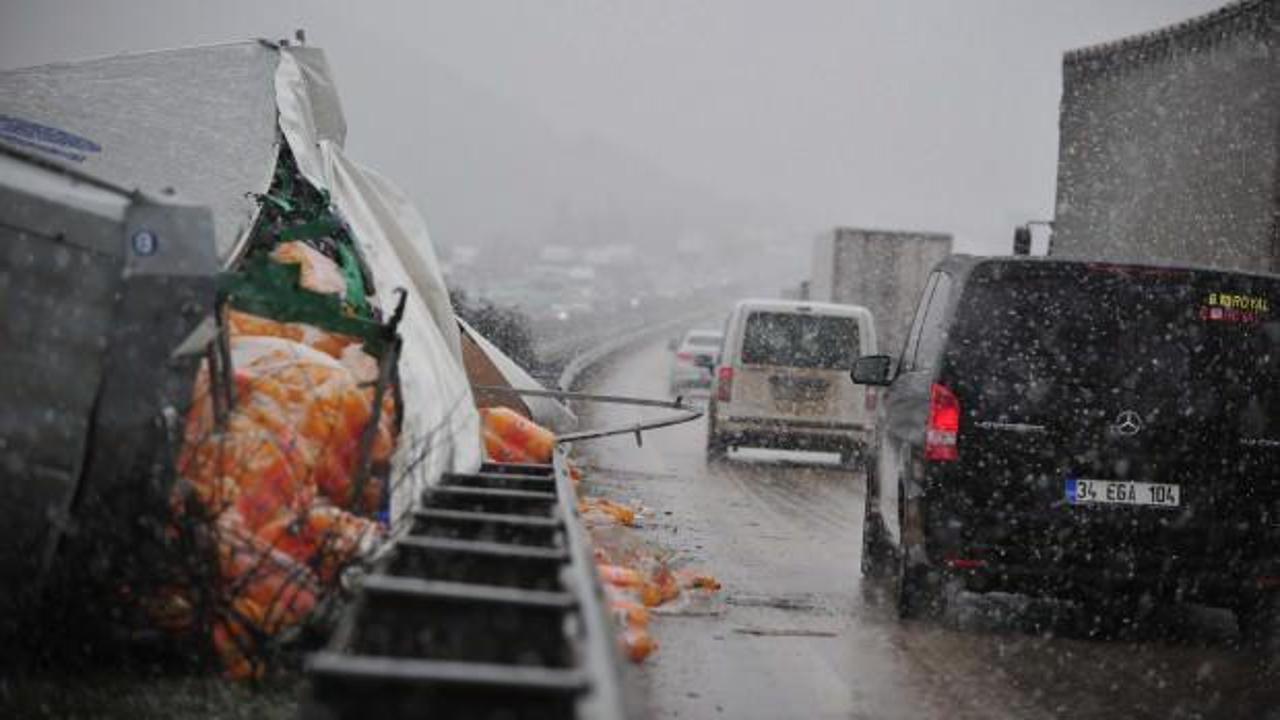Bursa'da kar yağışı ve sis: Bir TIR devrildi, diğeri bariyere &ccedil;arptı!