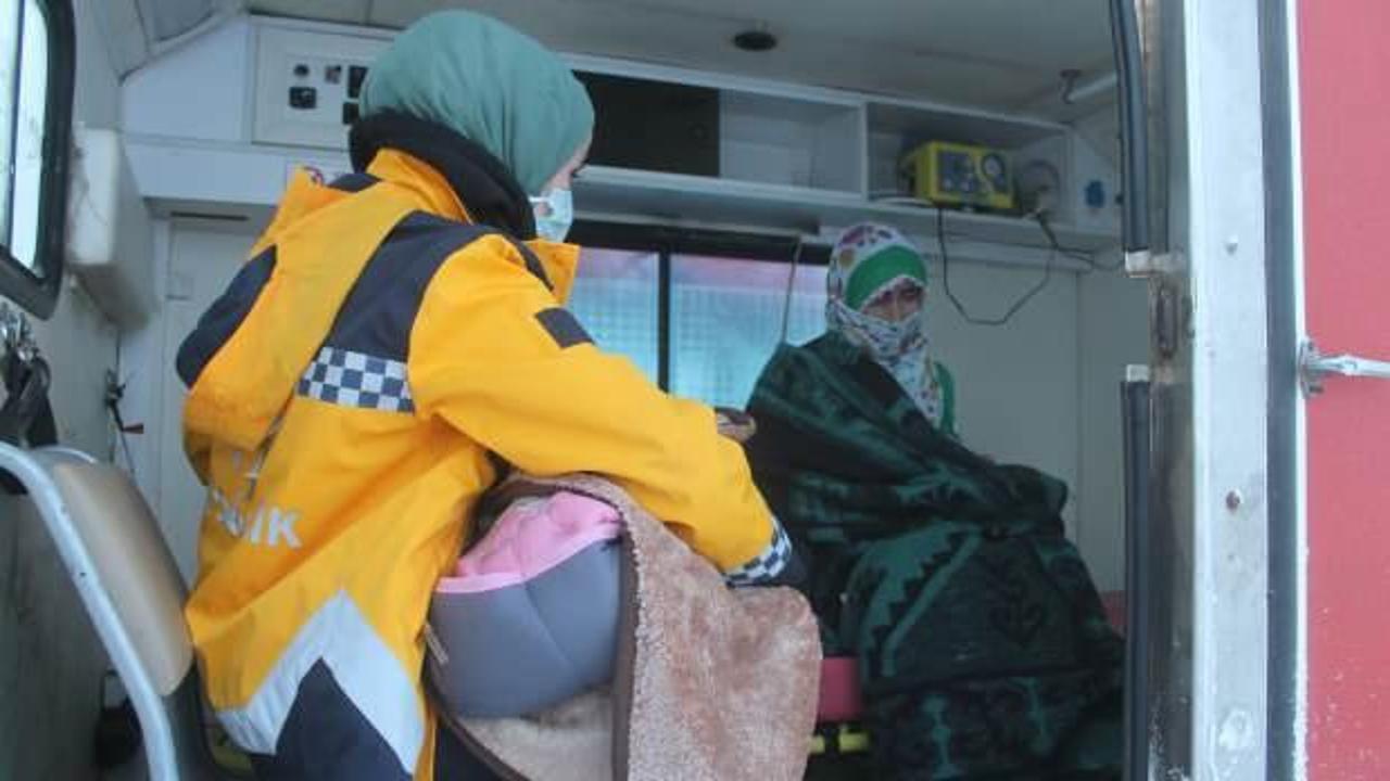 Ağrı'da hastalanan anne ve 2 aylık bebek paletli ambulansla hastaneye kaldırıldı