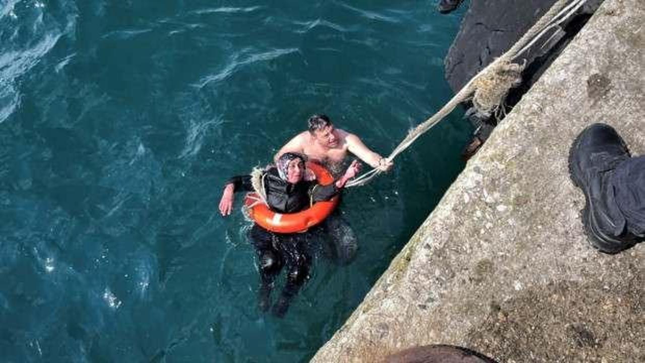 Denize düşen kadını polis kurtardı