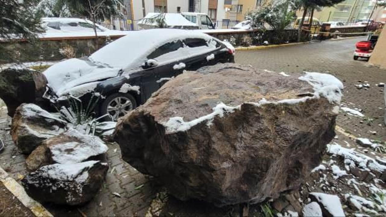 Trabzon'da site bahçesine dev kayalar düştü: Bir aile saniyelerle kurtuldu