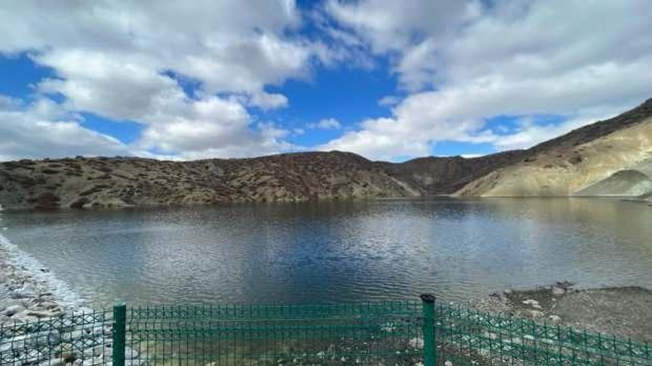 Eskişehir&rsquo;de &ccedil;ift&ccedil;inin &ccedil;abası umut oldu! Su taşıyarak g&ouml;letlerini y&uuml;zde 100 doldurdular