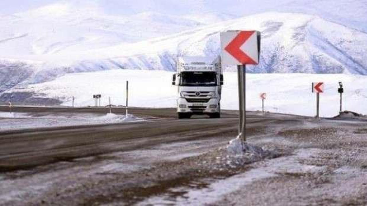 Gürcistan sınırındaki Çıldır-Aktaş kara yolu TIR geçişine açıldı