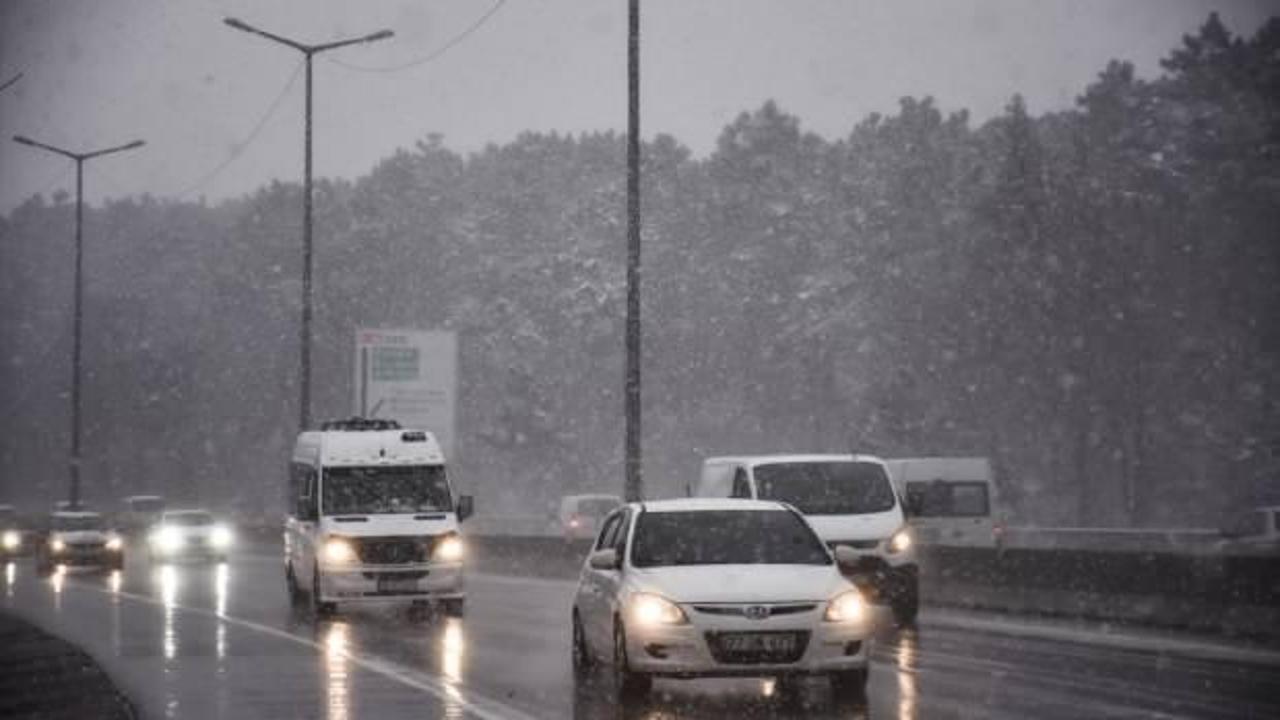 İstanbul'da kar yağışı ulaşımı aksatıyor