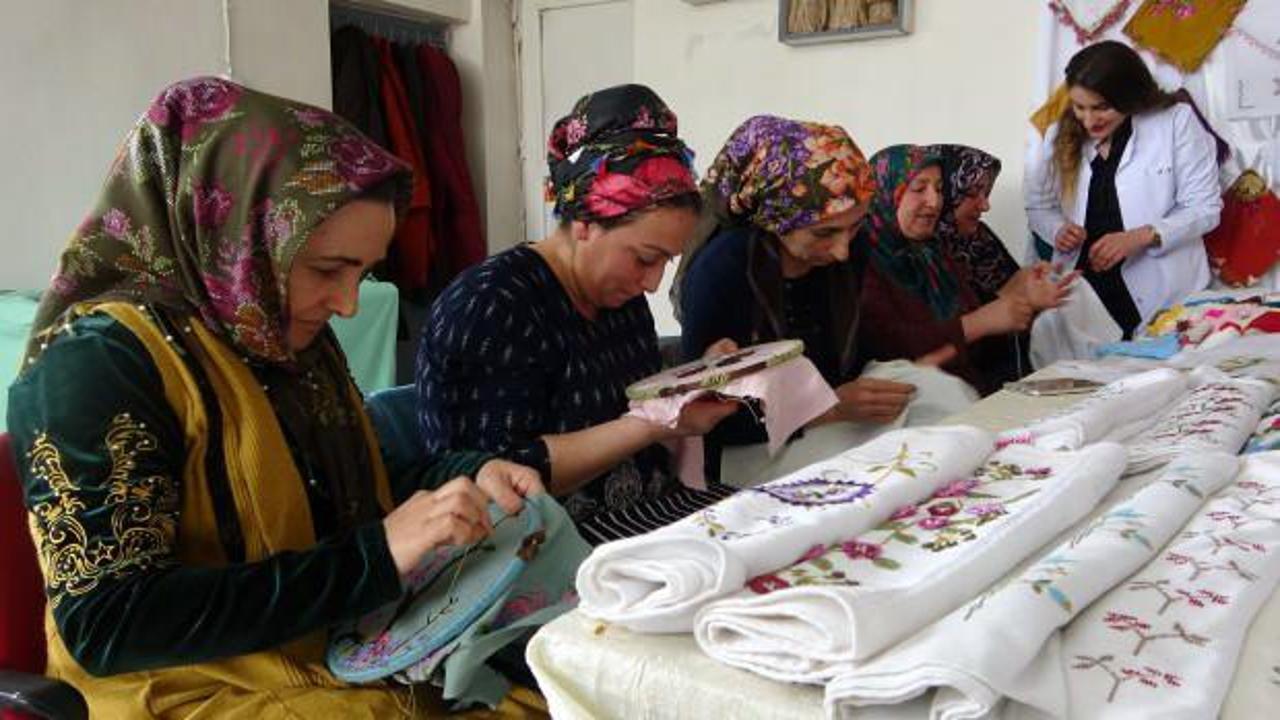 Hakkari Yüksekova'da kadınlar köyde açılan kursta çeyizlik ürünler üretiyor