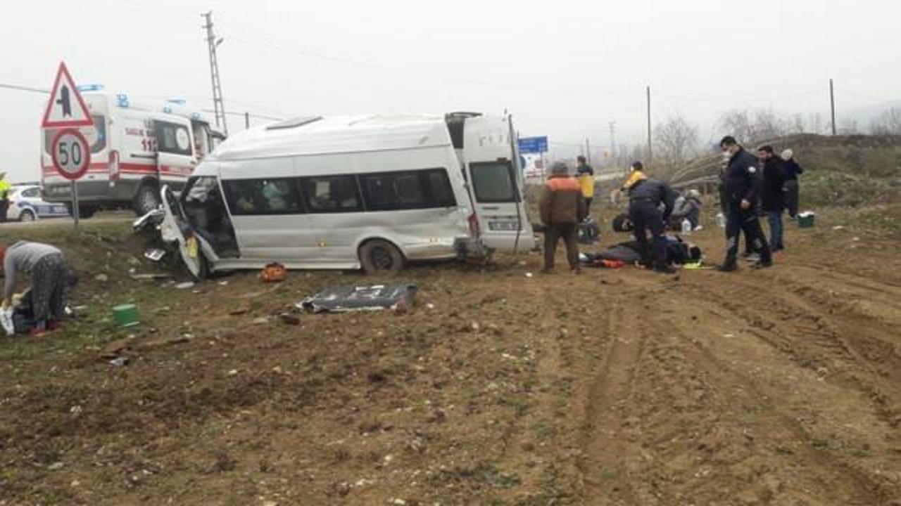 Amasya'da tarım işçilerini taşıyan minibüs devrildi: 17 kişi yaralandı