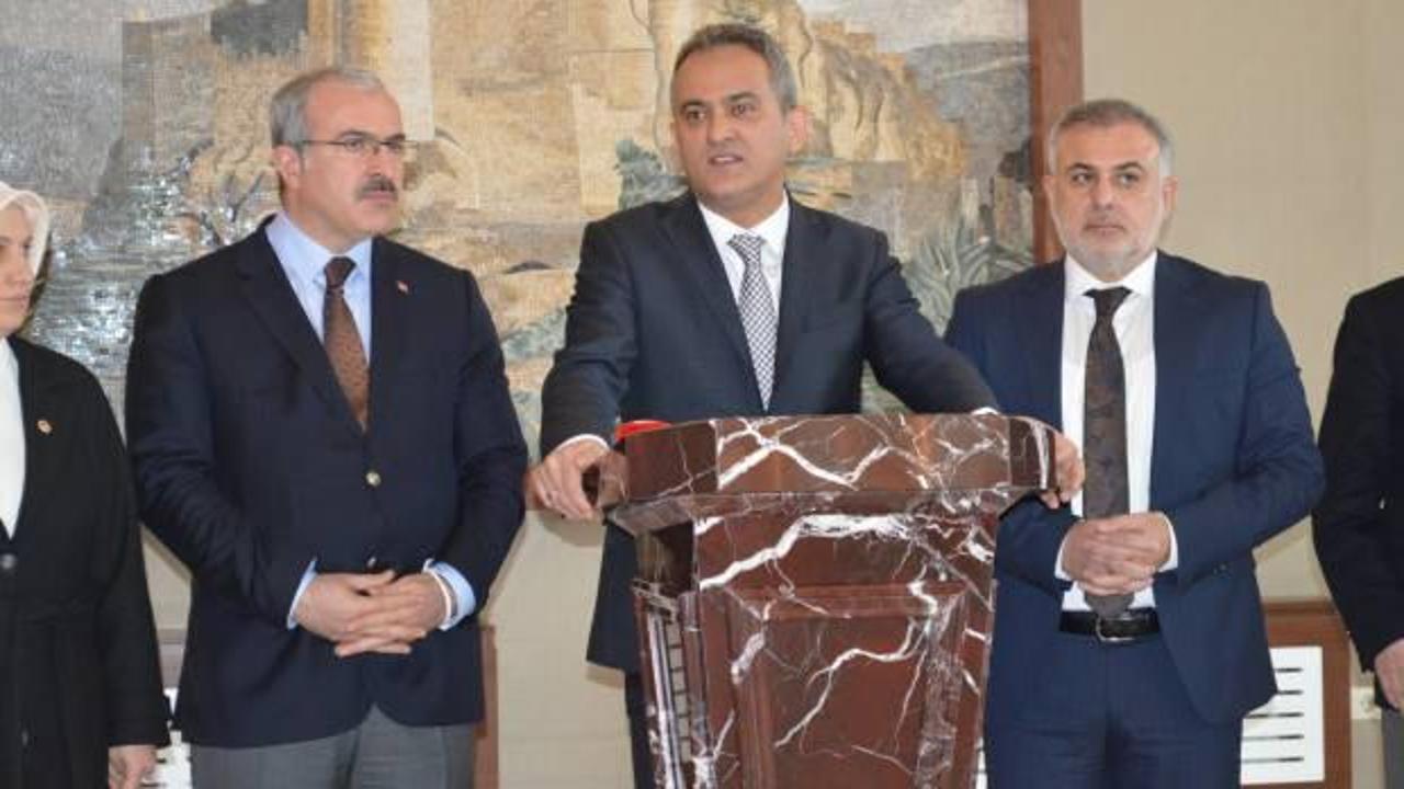 Bakan &Ouml;zer'den y&uuml;z y&uuml;ze eğitim a&ccedil;ıklaması: Hi&ccedil;bir okul ara vermedi!