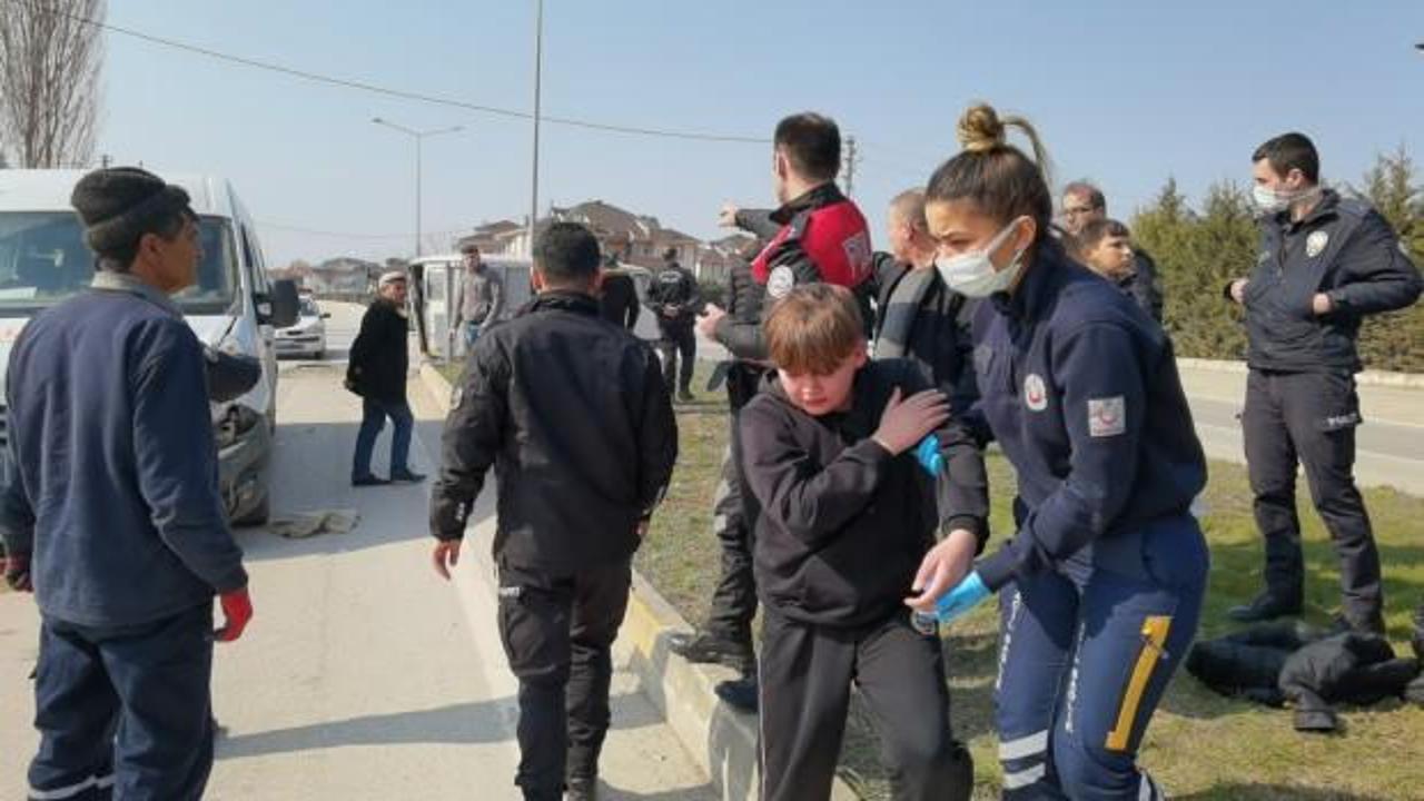 Bursa'da &ouml;ğrenci servisi ile minib&uuml;s &ccedil;arpıştı: 4 yaralı