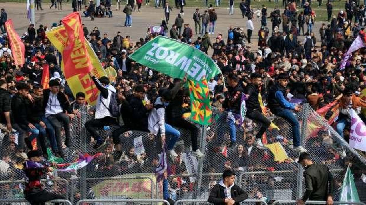 Diyarbakır'da HDP'nin nevruz etkinliği: PKK lehine slogan atanlara gözaltı