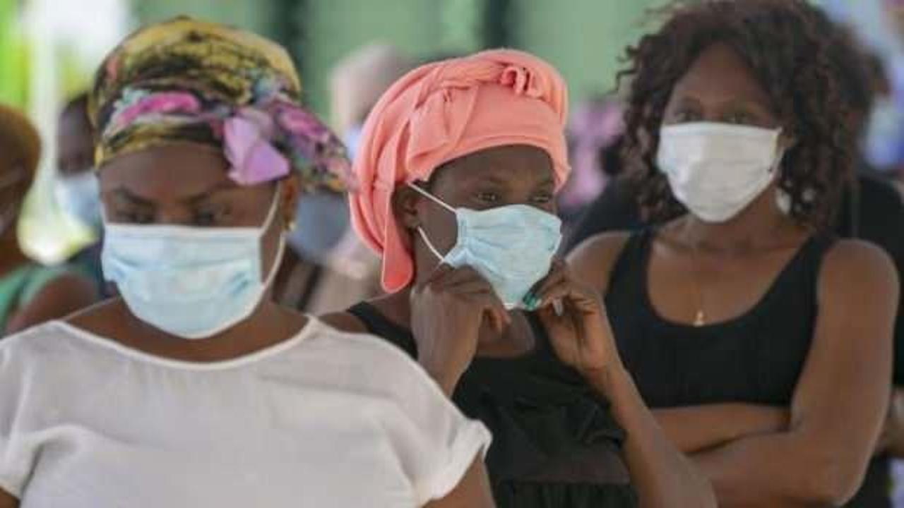 Güney Afrika açık havada maske zorunluluğunu kaldırdı