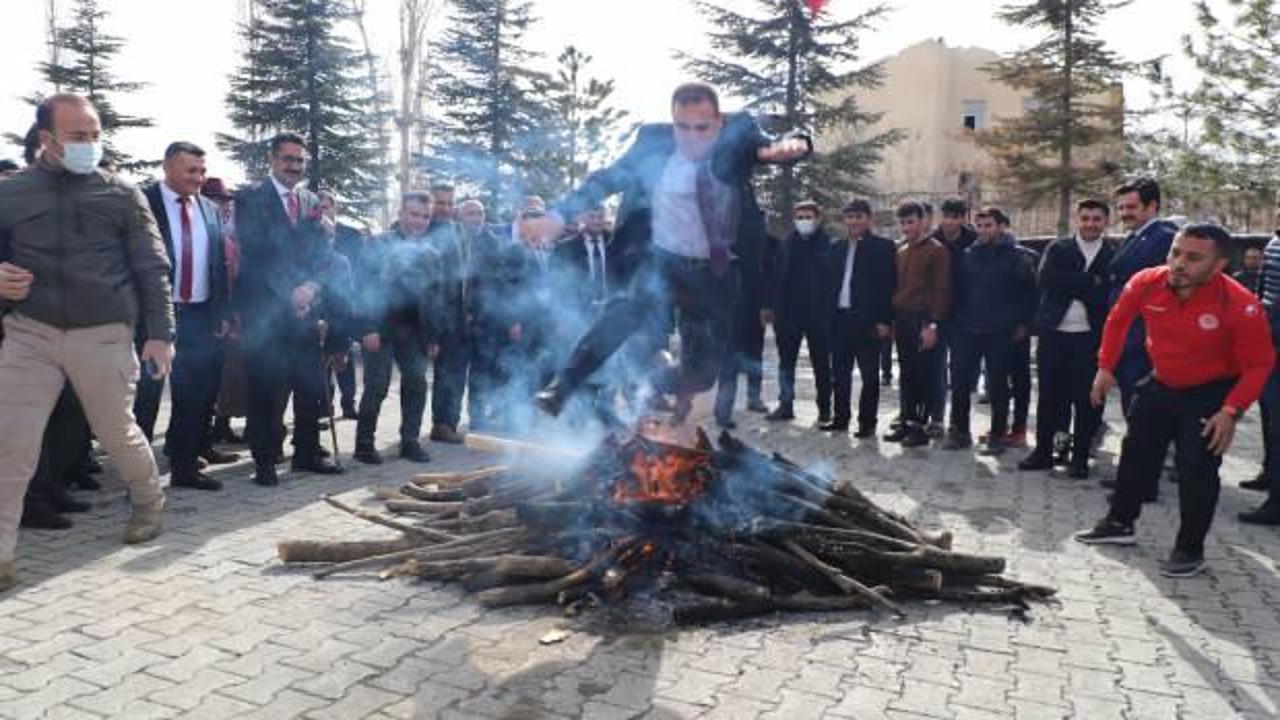 Hakkari’de renkli nevruz kutlaması, Vali Akbıyık ateşin üzerinden atladı