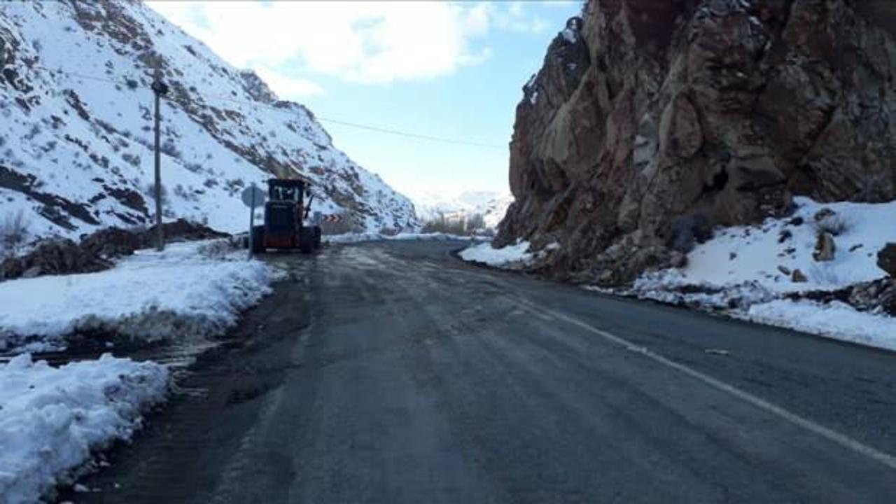 Heyelan nedeniyle kısmen kapanan Kars-Kağızman kara yolu ulaşıma açıldı
