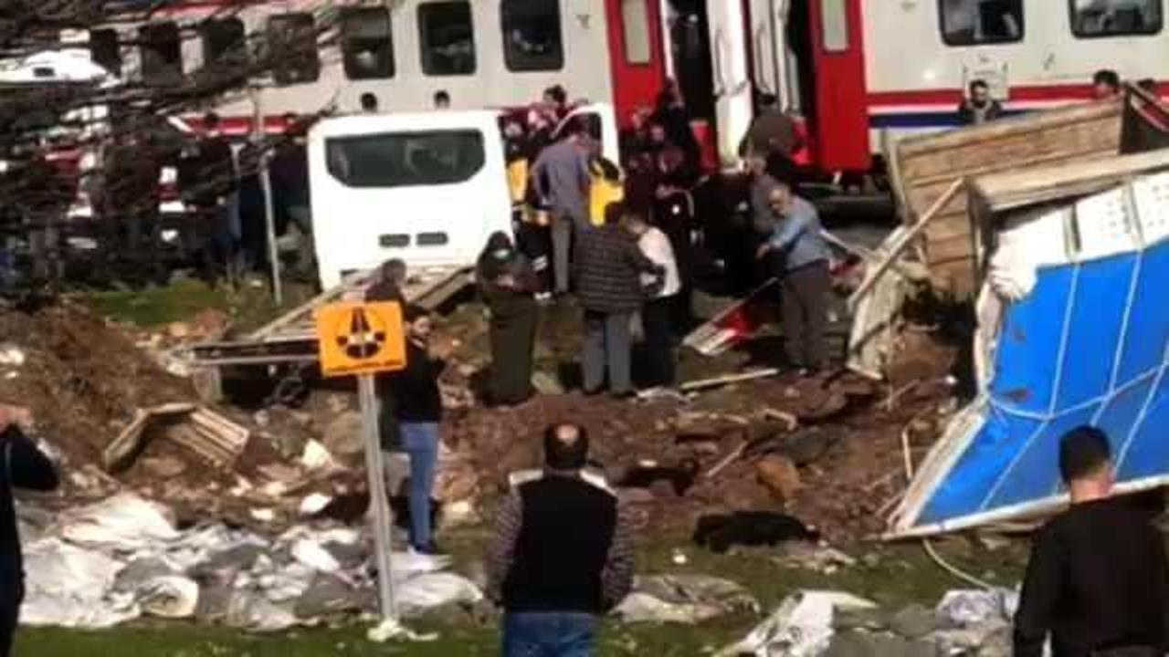 Kamyonetle tren çarpıştı: 2 kişi yaralandı, 41 küçükbaş hayvan öldü