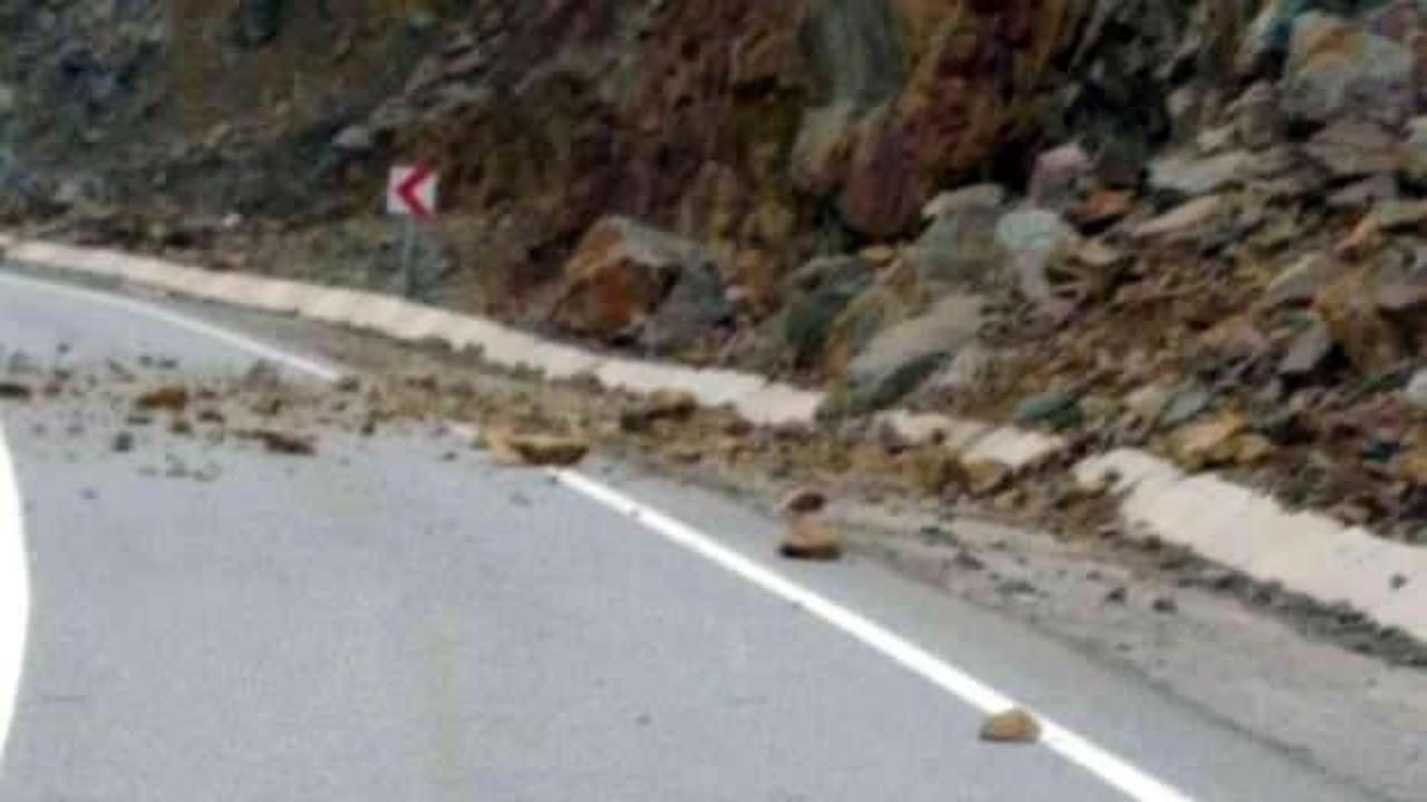 Köy minibüsünün üzerine kayalar düştü: 1'i ağır 2 öğrenci yaralı