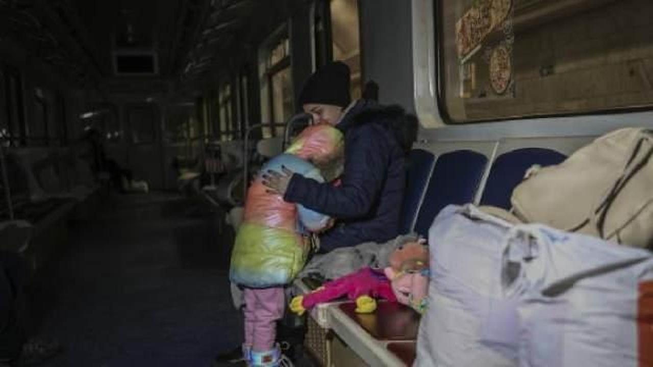 Saldırılardan kaçan Kievliler metro istasyonlarına sığındı