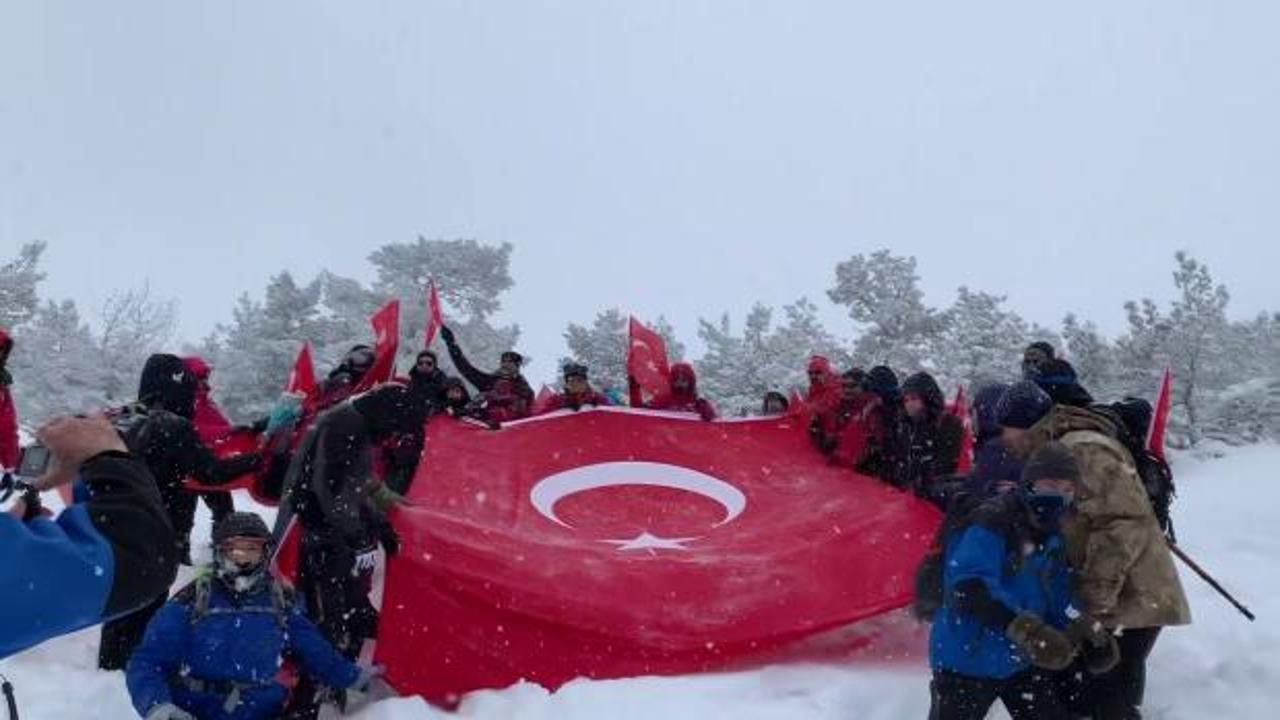 Sivas’ta dağcılar şehitleri anmak için 1 metre karda yürüdüler   