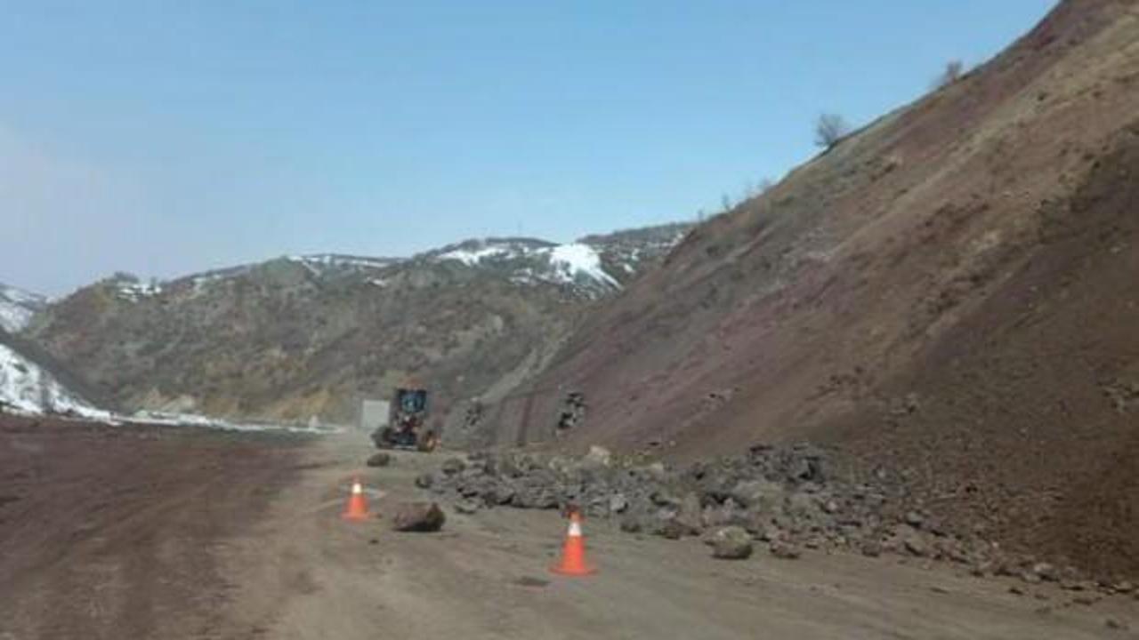 Tunceli-Erzincan karayoluna kayalar düştü: Yol kapandı