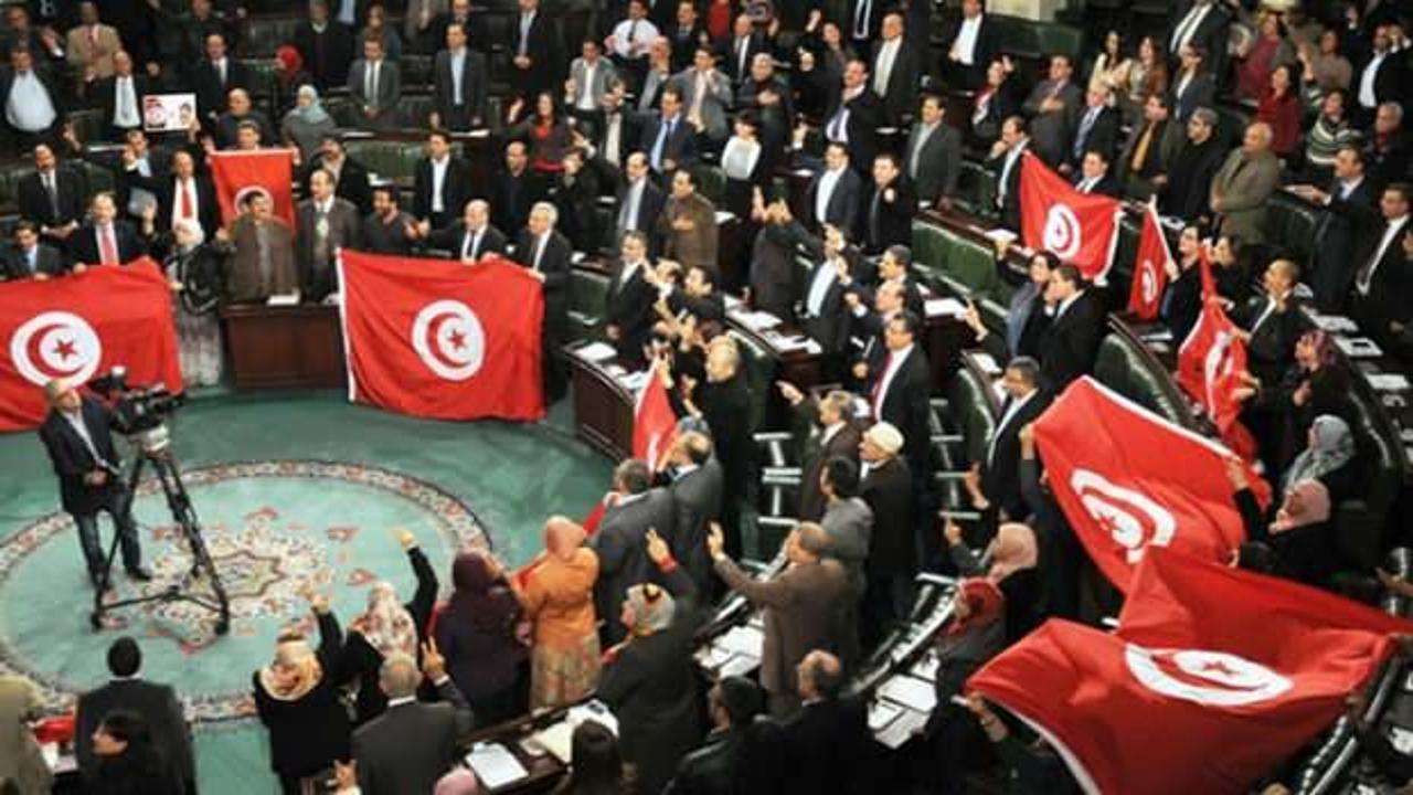 Tunus'ta 3 siyasi partiden krize karşı "geçiş hükumeti" talebi 