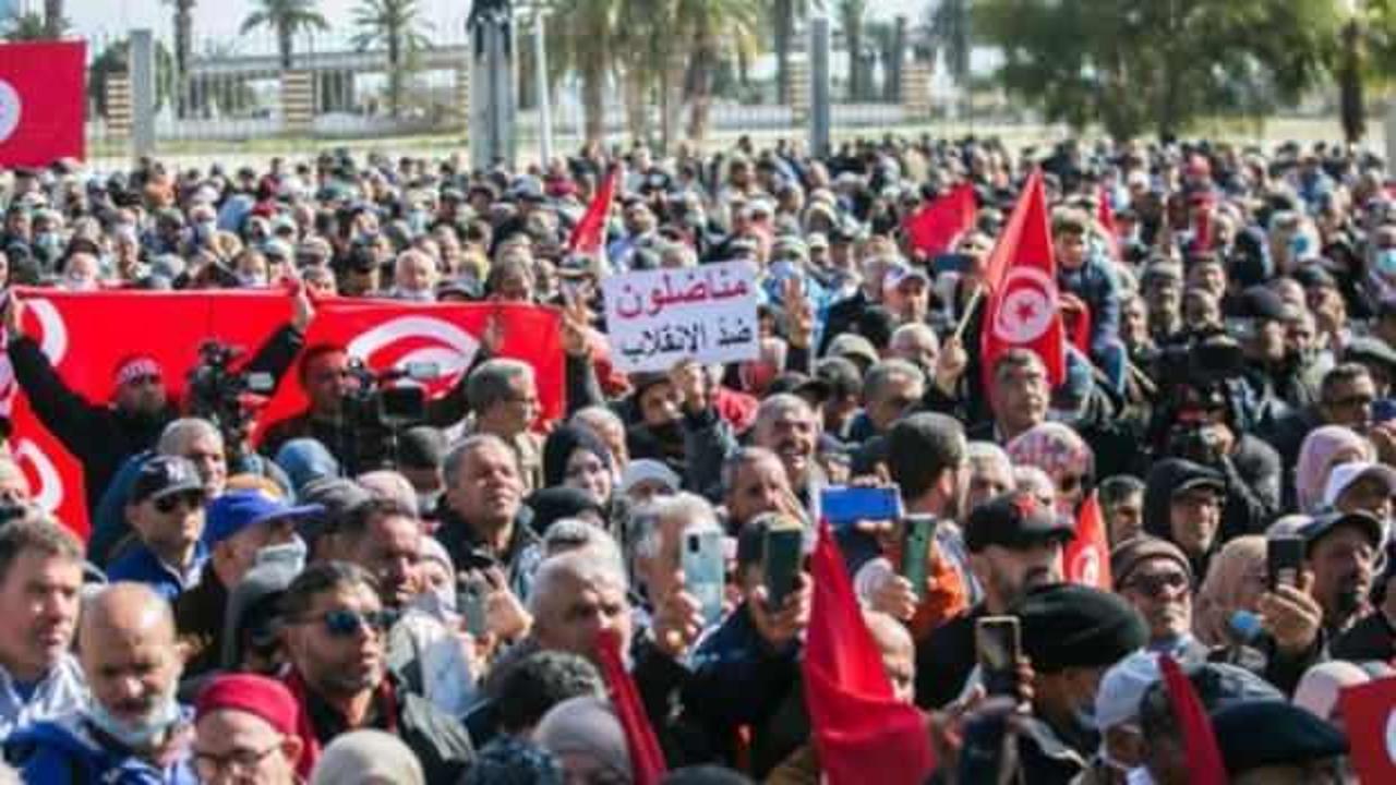 Tunus'ta askeri mahkemenin yargıladığı Baro Başkanı serbest bırakıldı