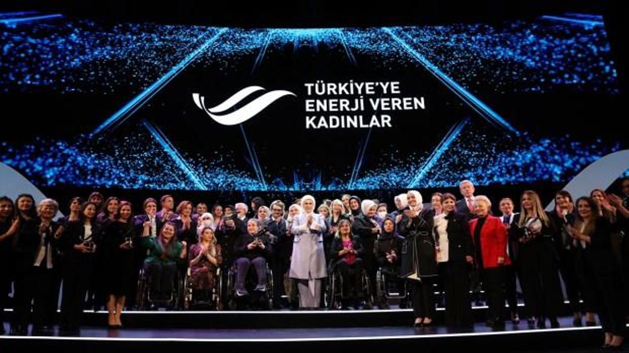 "T&uuml;rkiye'ye Enerji Veren Kadınlar" &ouml;d&uuml;llerini aldı