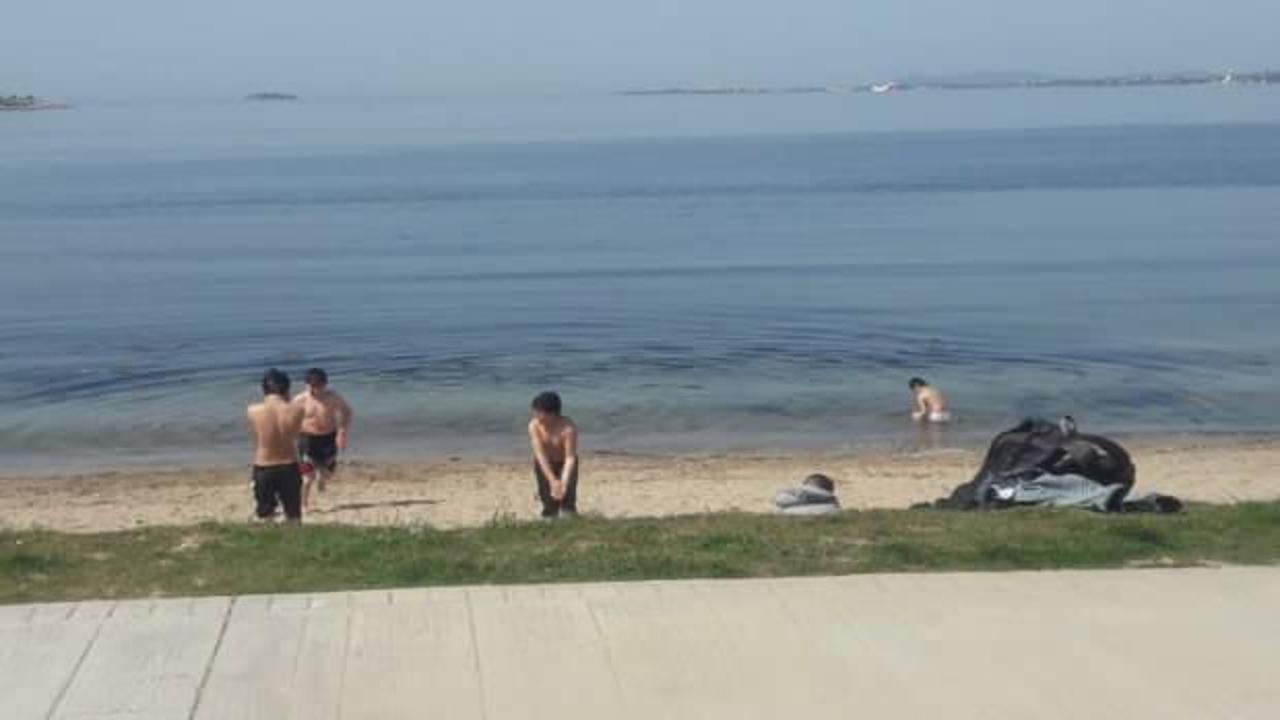 Darıca&rsquo;da g&uuml;neşli havayı fırsat bildiler soluğu denizde aldılar