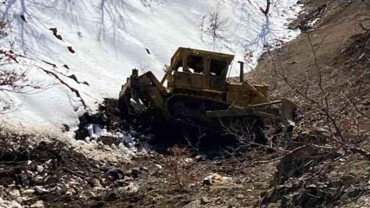 Elazığ'da iş makinesi şarampole devrildi, operatör öldü