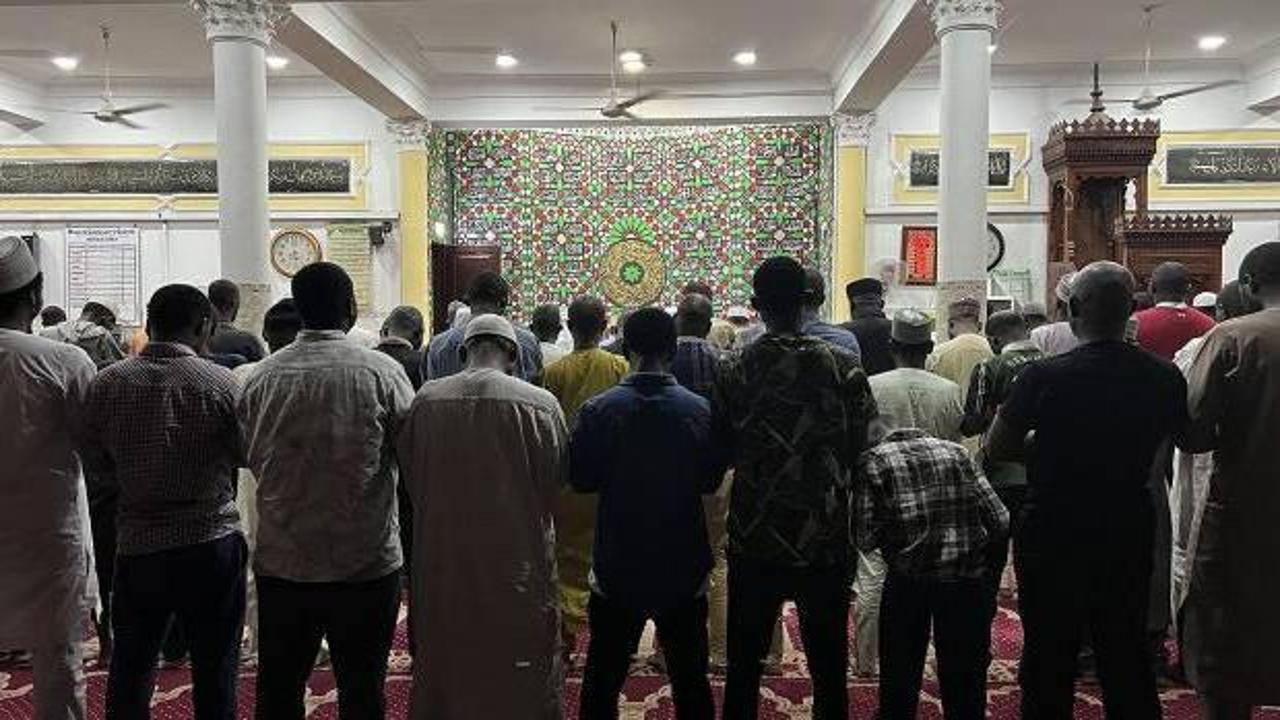 Nijeryalı Müslümanlar ilk teravih namazında "barış" için dua etti