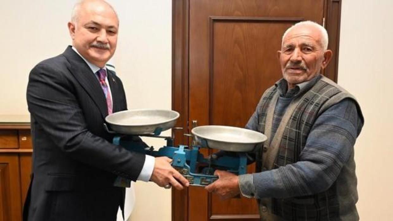 Osmaniye Belediye Başkanı Kara, tartısına el konulan seyyar satıcıdan özür diledi