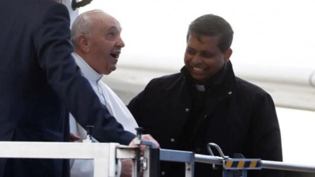 Papa kendisini Malta'ya götüren uçağa asansörle bindi 
