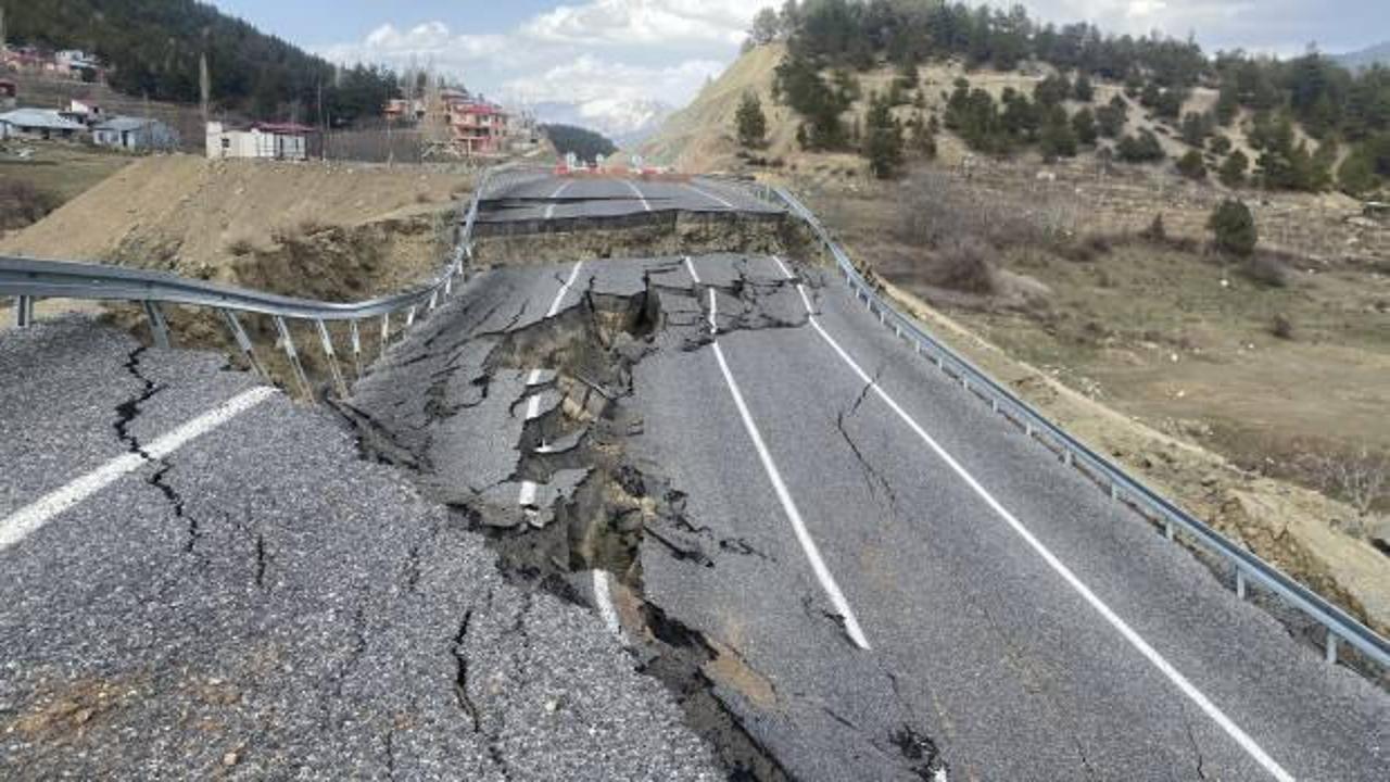  Pozantı&rsquo;da 2 yıl &ouml;nce yapılan asfalt yol &ccedil;&ouml;kt&uuml; 