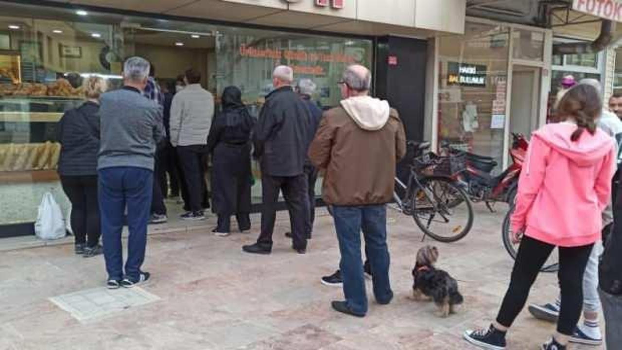 Razaman'ın ilk günü geleneği: Sıcak pide için uzun kuyruk