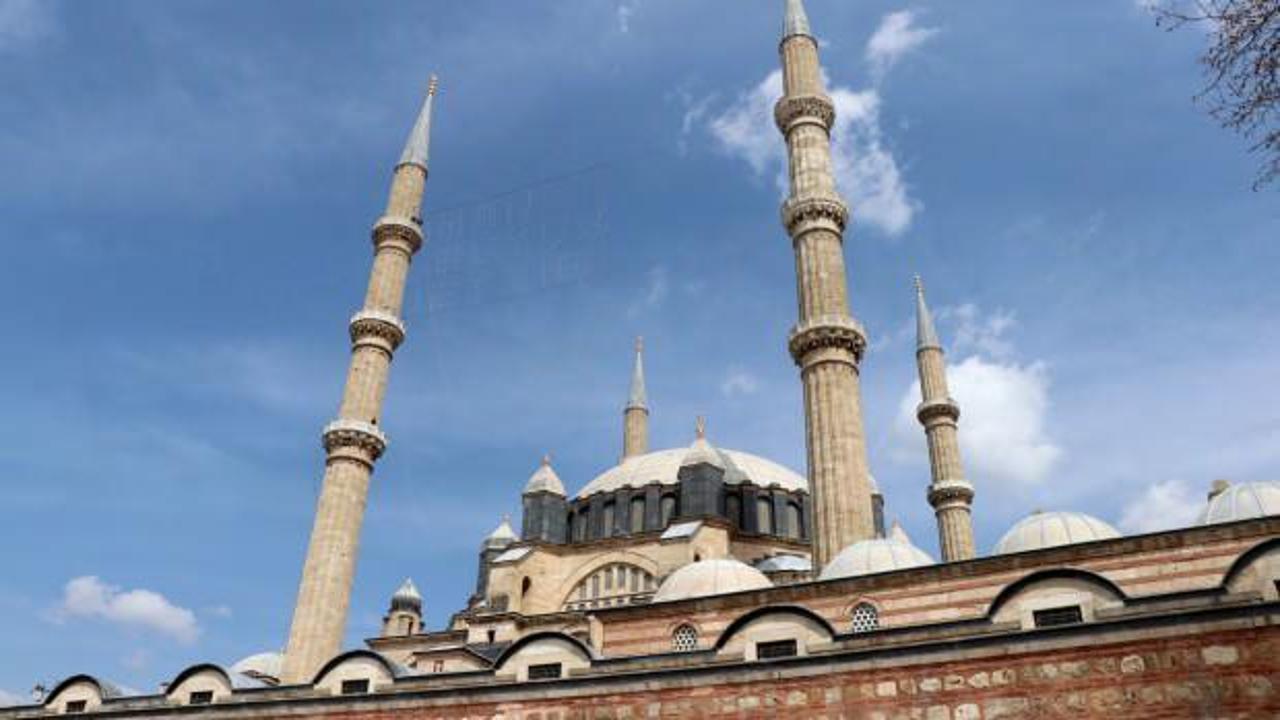 Selimiye Camisi'ne 'İman En Büyük Nimettir' mahyası asıldı
