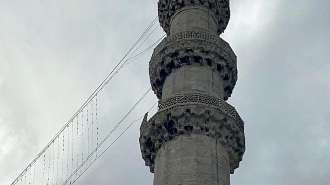 Süleymaniye Camii’nin şerefesinden parça koptu