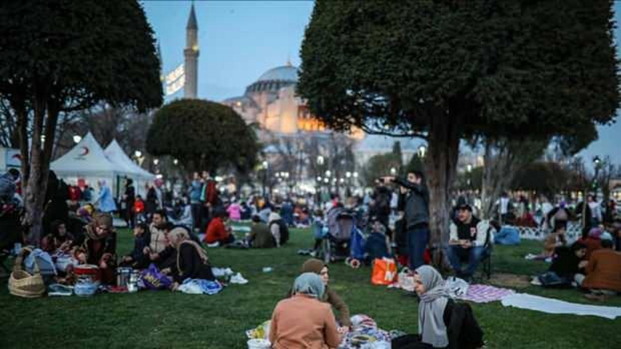Sultanahmet Meydanı, ramazanın ilk iftarı için gelenlerle doldu