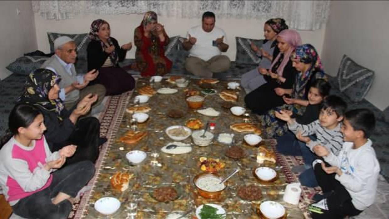 Türkiye'de ilk iftar Şemdinli'de yapıldı