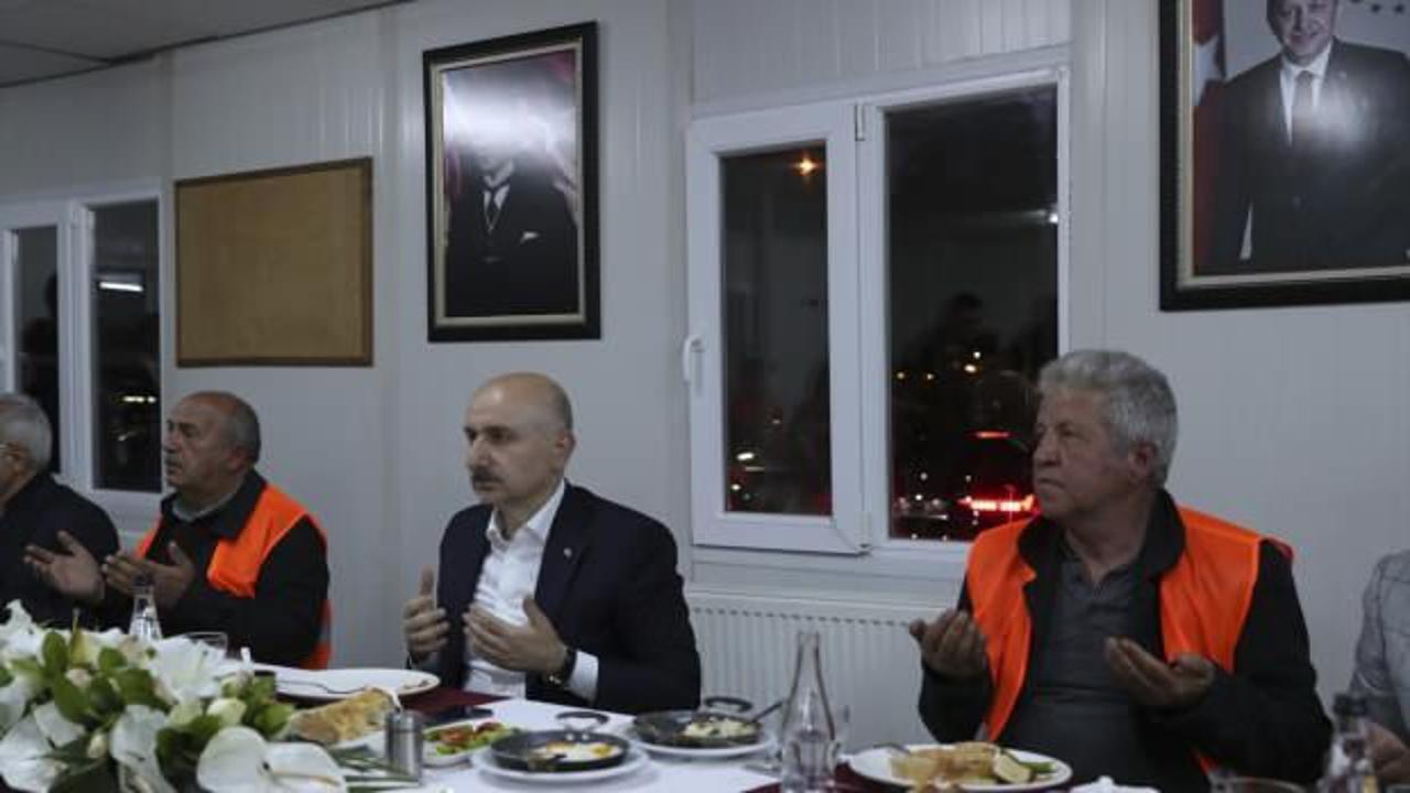 Bakan Karaismailoğlu, Ankara-Kahramankazan yolu şantiyesinde işçilerle sahur yaptı