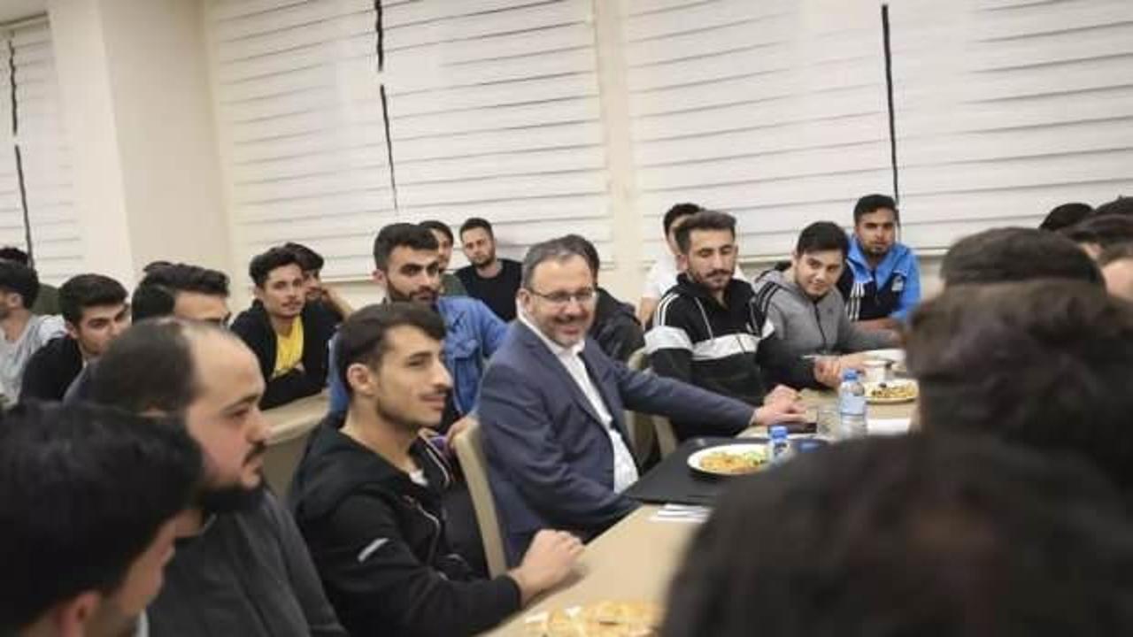 Bakan Kasapoğlu, Şanlıurfa'daki KYK yurdunda sahur yaptı