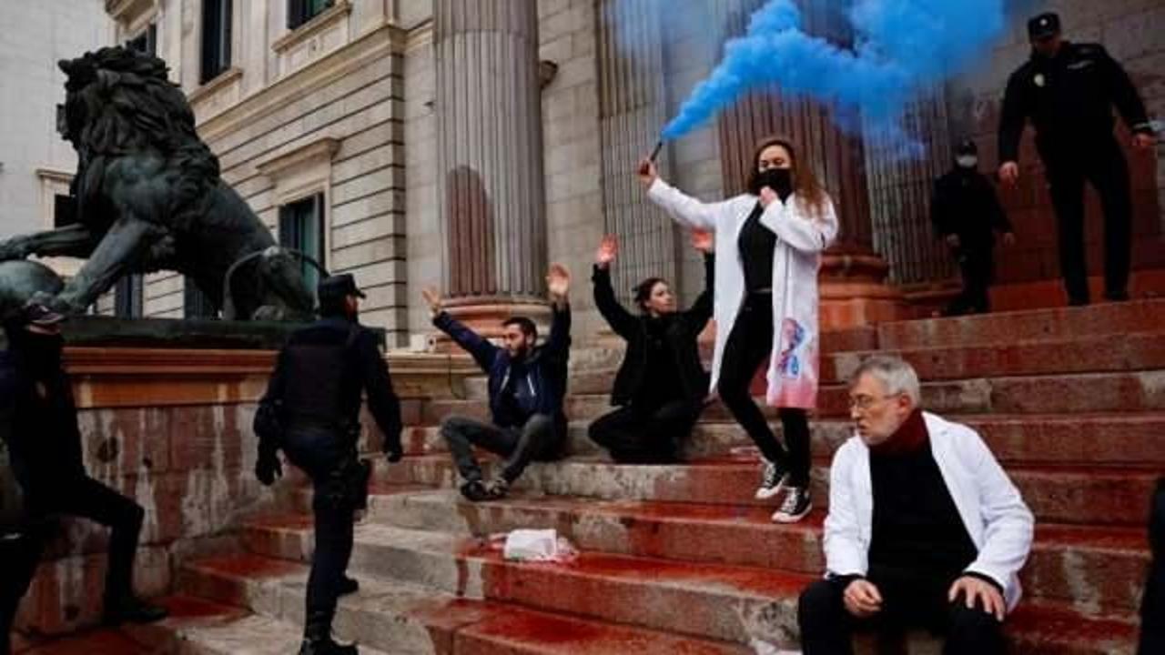 Bilim insanları iklim değişikliği protestosunda İspanyol Meclisi'ne kırmızı boya attı