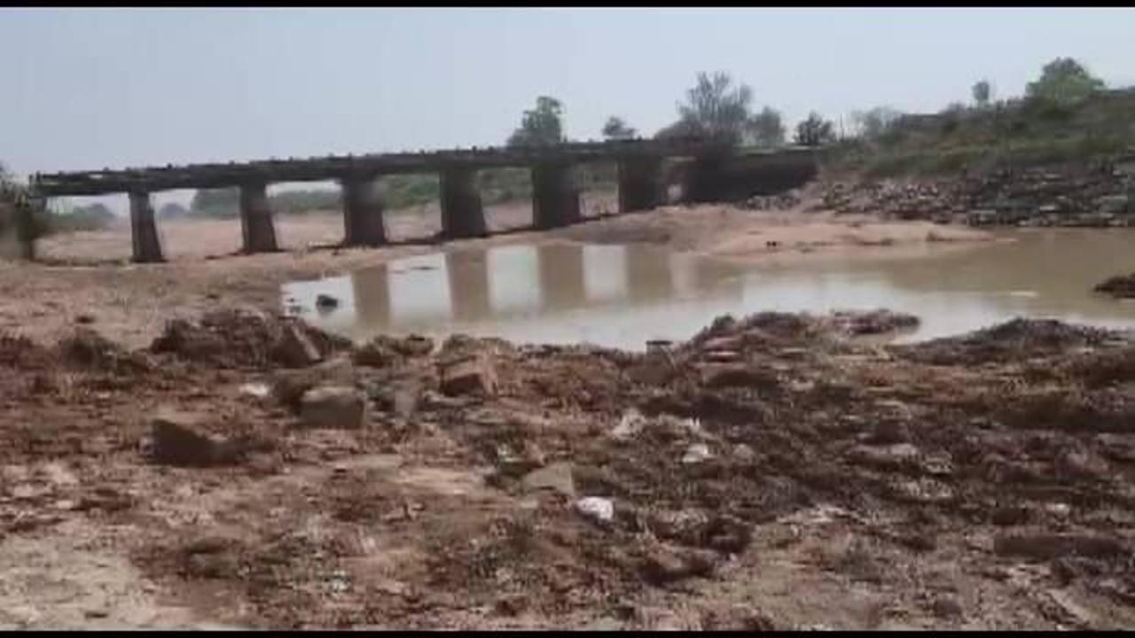 Hindistan'ın Bihar Eyaletinde 18 metrelik köprü çalındı